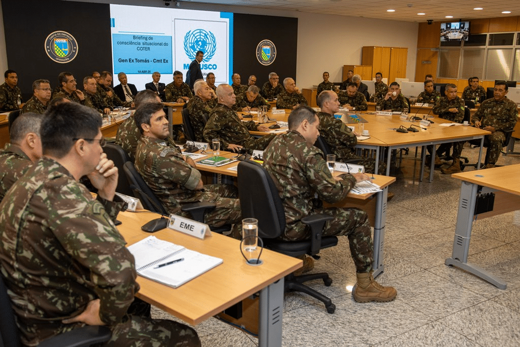 Reunião militar com oficiais brasileiros em conferência.