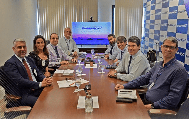 Reunião empresarial da EMGEPRON com parcerias internacionais.
