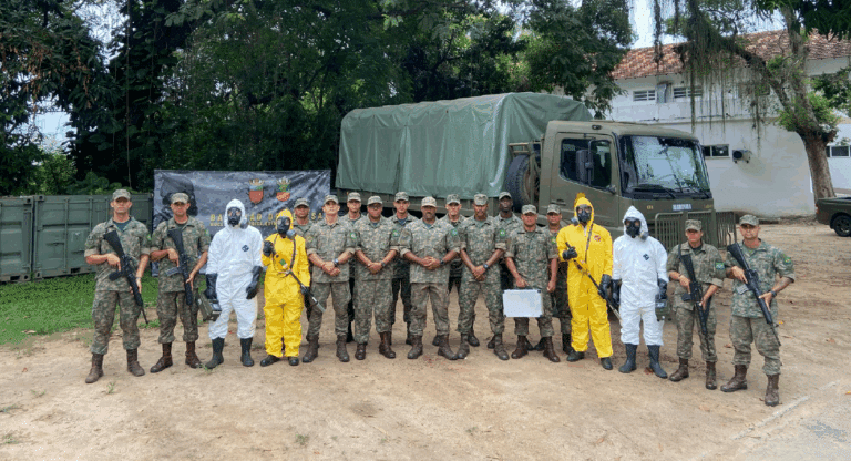 Soldados com uniformes militares e trajes de proteção.