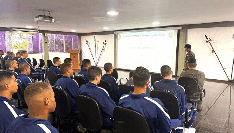 Aula de instrução militar para soldados em sala.