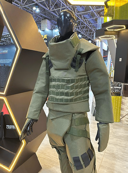 Manequim vestindo traje militar completo em exposição.