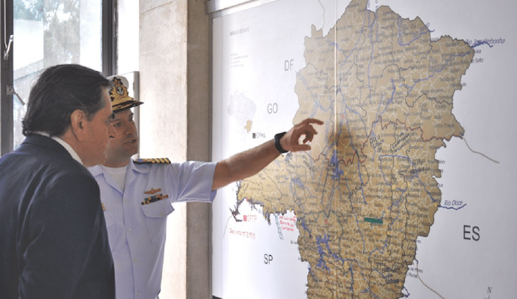 Oficial da Marinha aponta mapa em reunião estratégica.