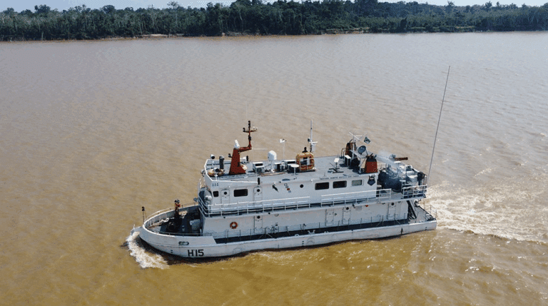 Barco navegando em rio na Amazônia, Brasil.
