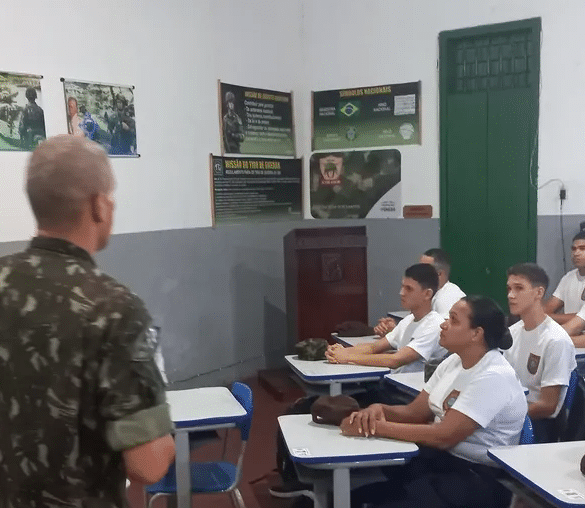 Instrutor ensina alunos em sala militar.