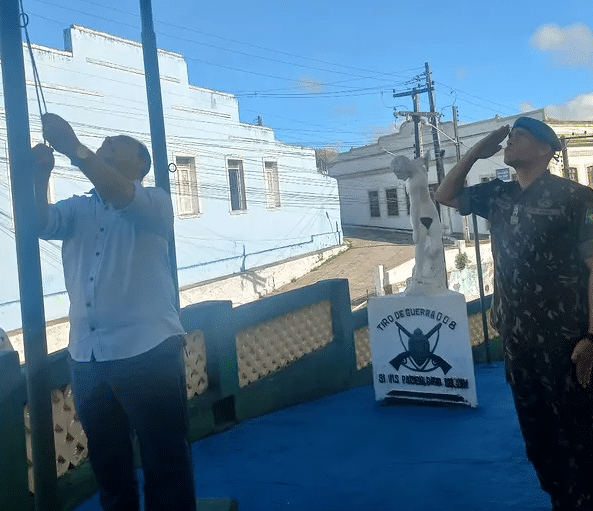 Hasteamento da bandeira no Tiro de Guerra local