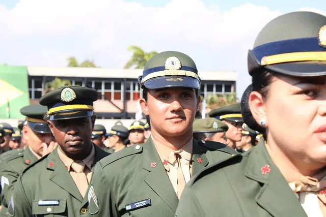 Policiais militares em formação, fardas verde oliva.