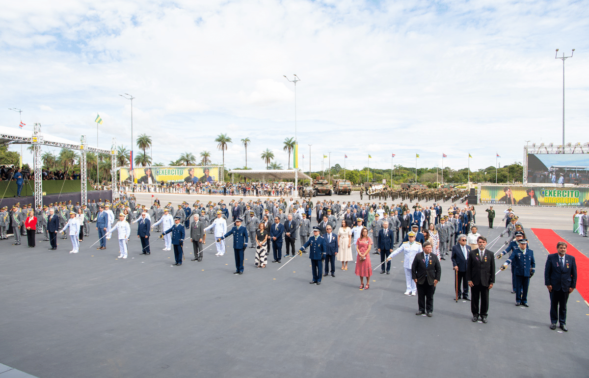 Cerimônia militar com oficiais uniformizados em formação