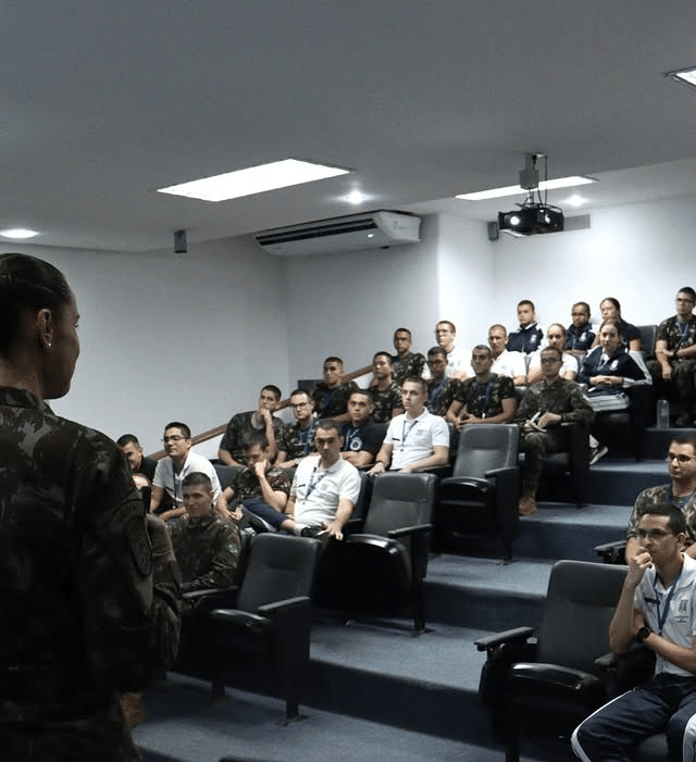 Treinamento militar em auditório com soldados.