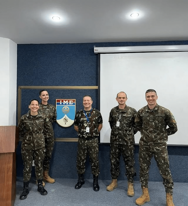 Militares sorrindo em apresentação no IME.