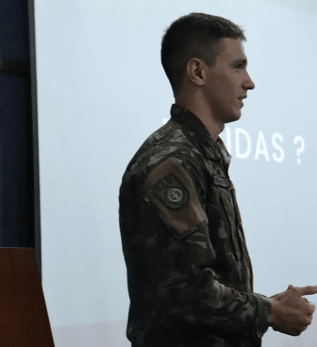 Militar em apresentação com uniforme camuflado.
