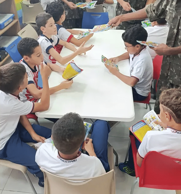 Crianças lendo revistas em aula, Tiro de Guerra.