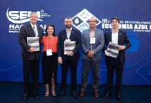 Grupo em evento de economia azul no Brasil.