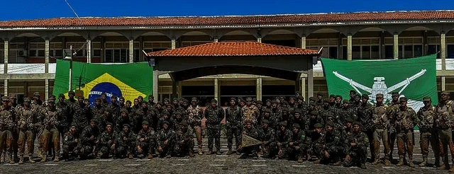 Soldados do 59° BI MTZ em treinamento na caatinga.