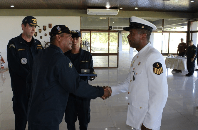 Militares cumprimentando-se em cerimônia.