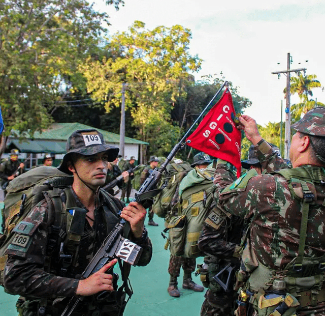 Soldados do exército brasileiro em patrulha