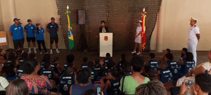 Palestra para crianças com bandeira do Brasil ao lado.