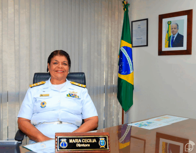 Diretora militar em seu escritório com bandeira do Brasil.