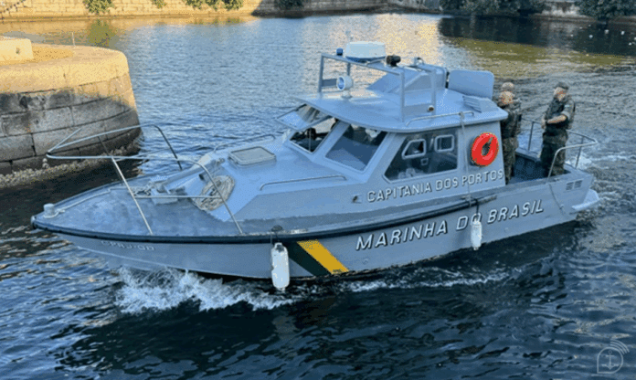 Barco da Marinha do Brasil no rio.