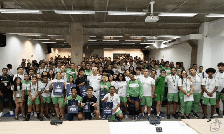 Grupo de pessoas uniformizadas em auditório.