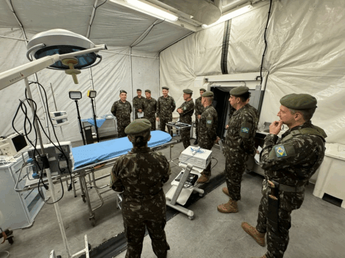 Militares inspecionam instalação hospitalar em tenda.