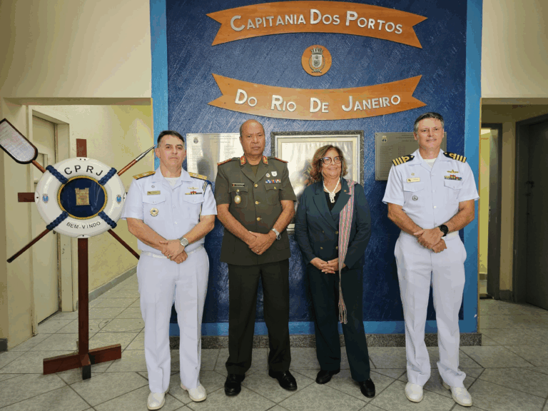 Capitania dos Portos do Rio de Janeiro, militares reunidos.