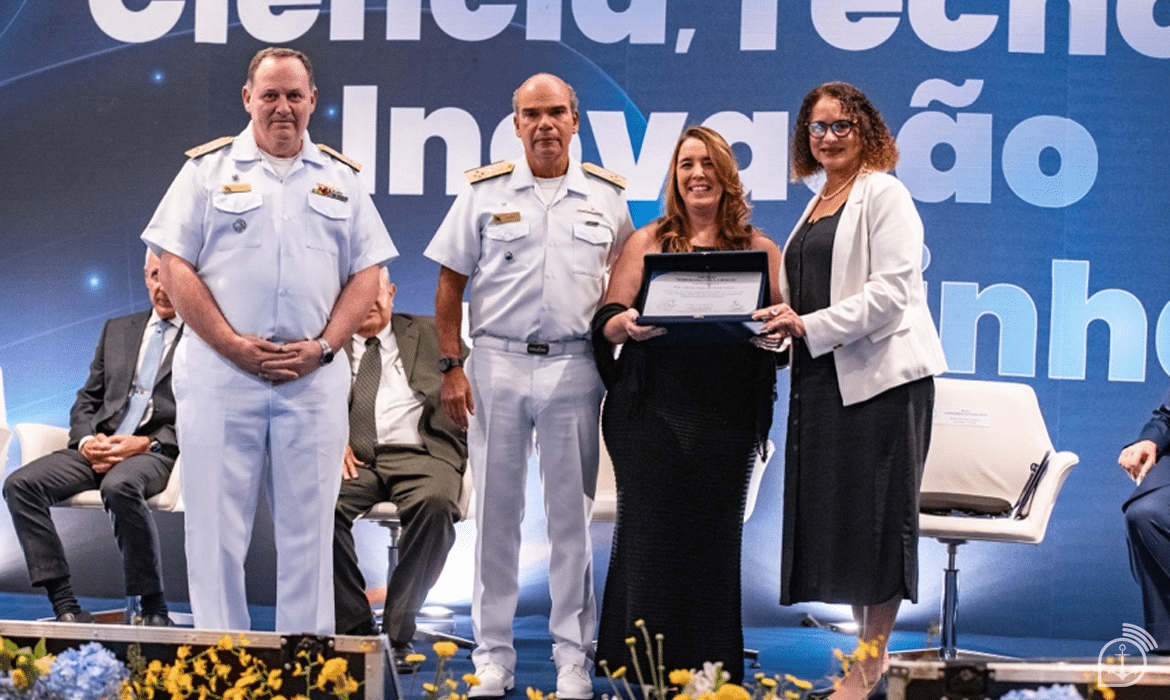Cerimônia de premiação militar com certificado.