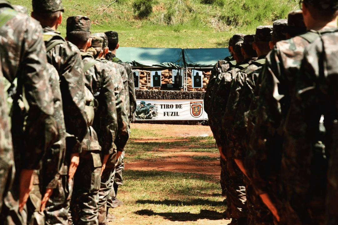 Soldados em treinamento de tiro com fuzil