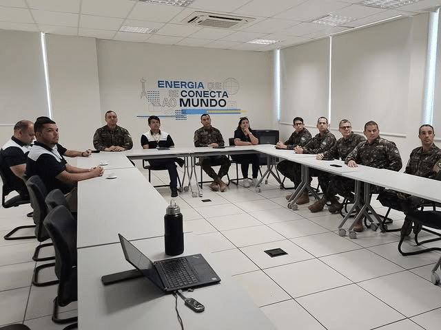 Reunião de equipe em sala de conferência.