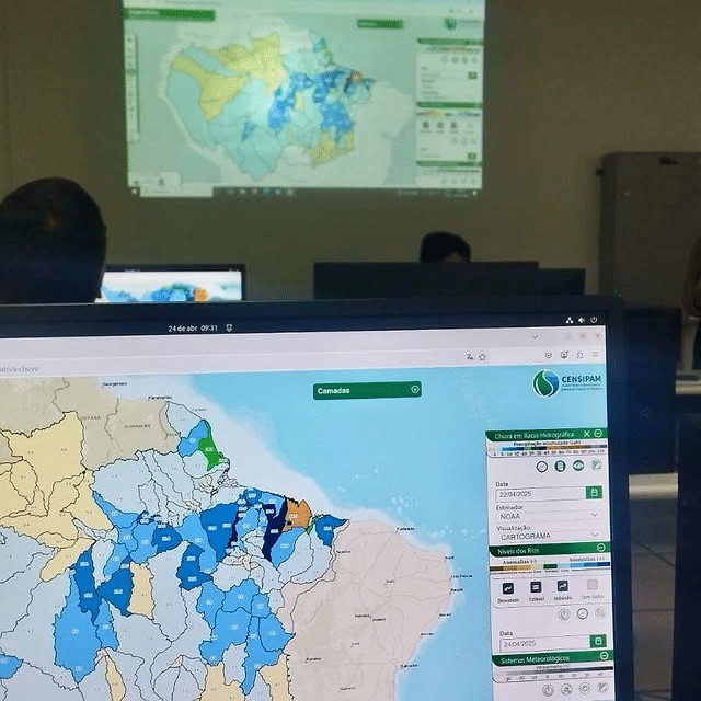 Mapas geográficos exibidos em tela de computador.