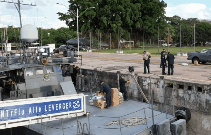 Navio militar descarregando suprimentos no porto brasileiro.