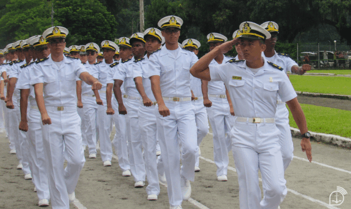 Cadetes da marinha em desfile militar.