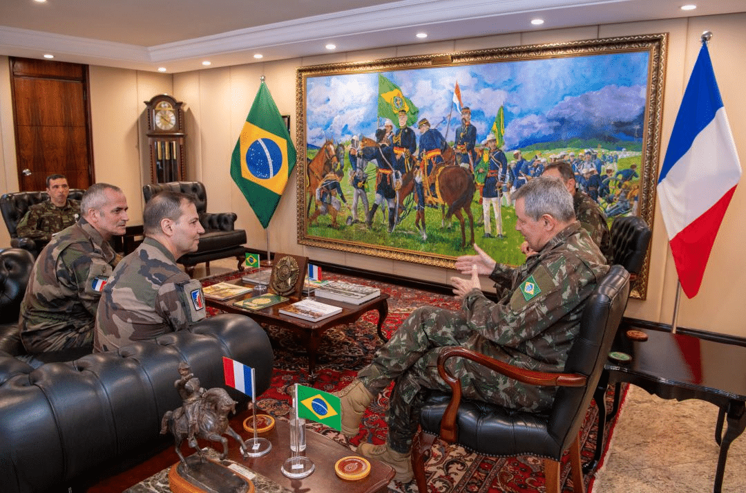 Encontro entre militares brasileiros e franceses em escritório.