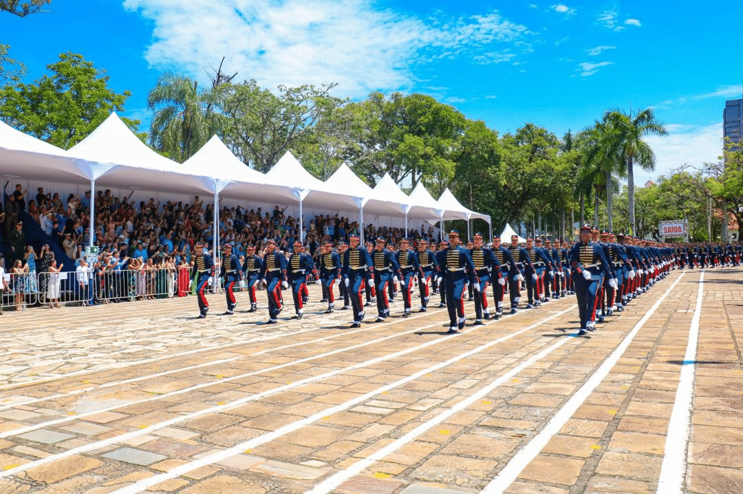 Desfile militar em evento público ao ar livre.