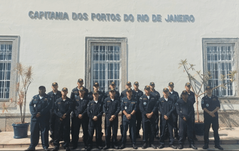 Equipe uniformizada na Capitania dos Portos, Rio de Janeiro.
