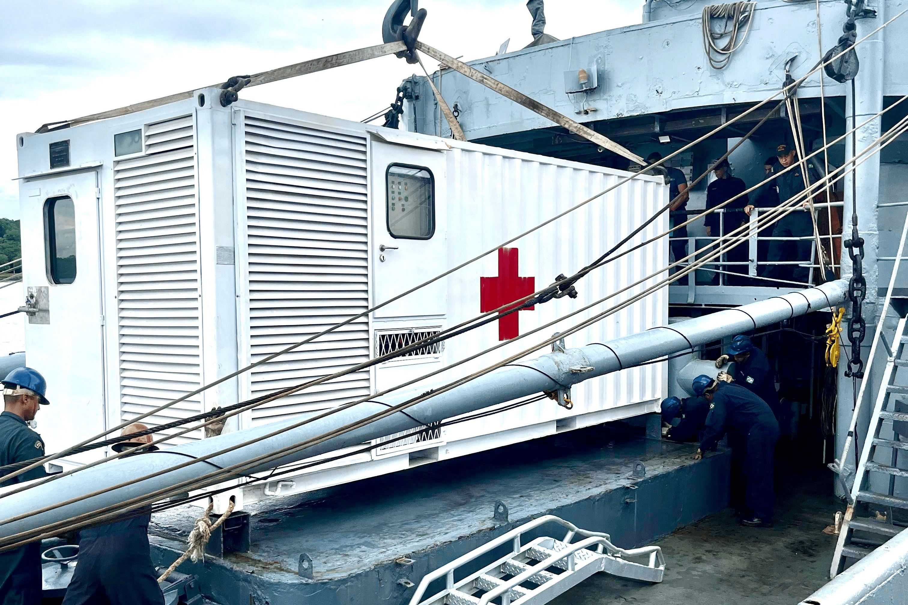 Contêiner médico embarcado com a Cruz Vermelha.