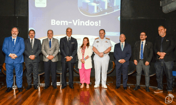 Evento de boas-vindas com nove pessoas em pé.