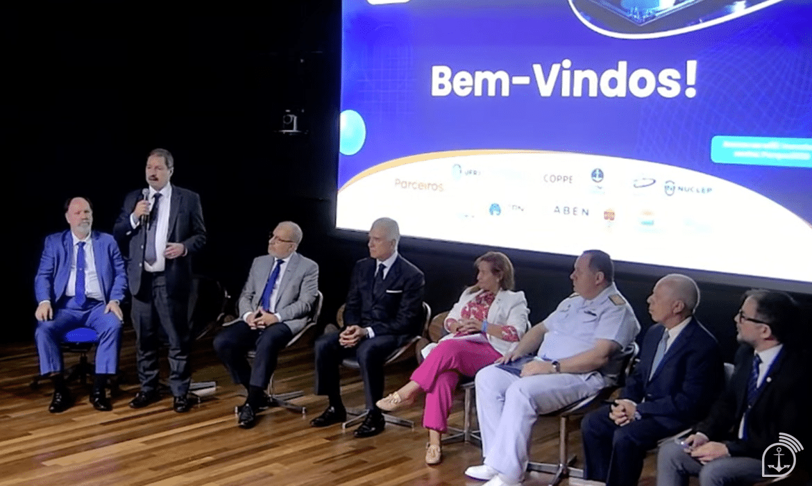Palestrantes em evento de boas-vindas no Brasil.