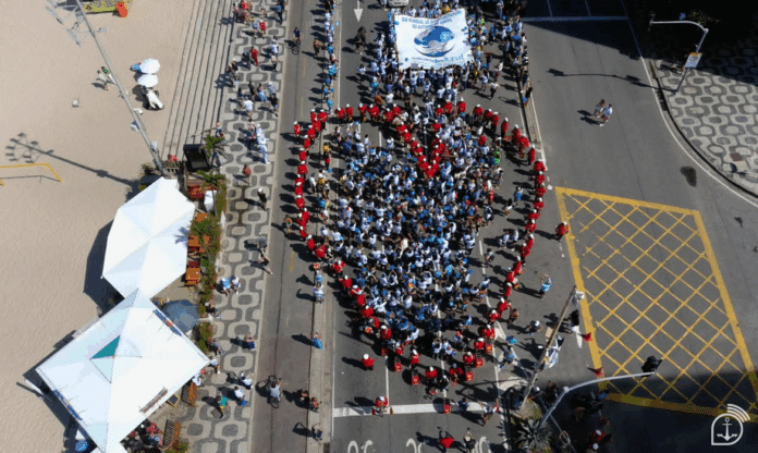 Manifestação em coração na avenida à beira-mar.