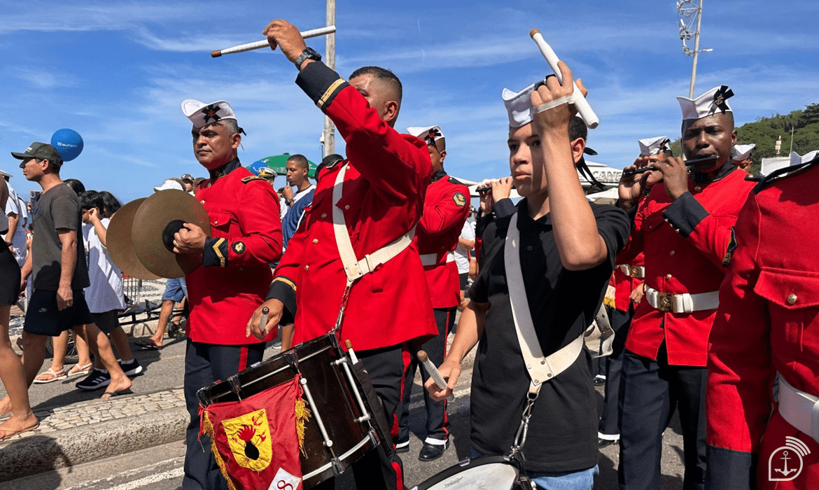 Banda marcial toca em desfile ao ar livre.