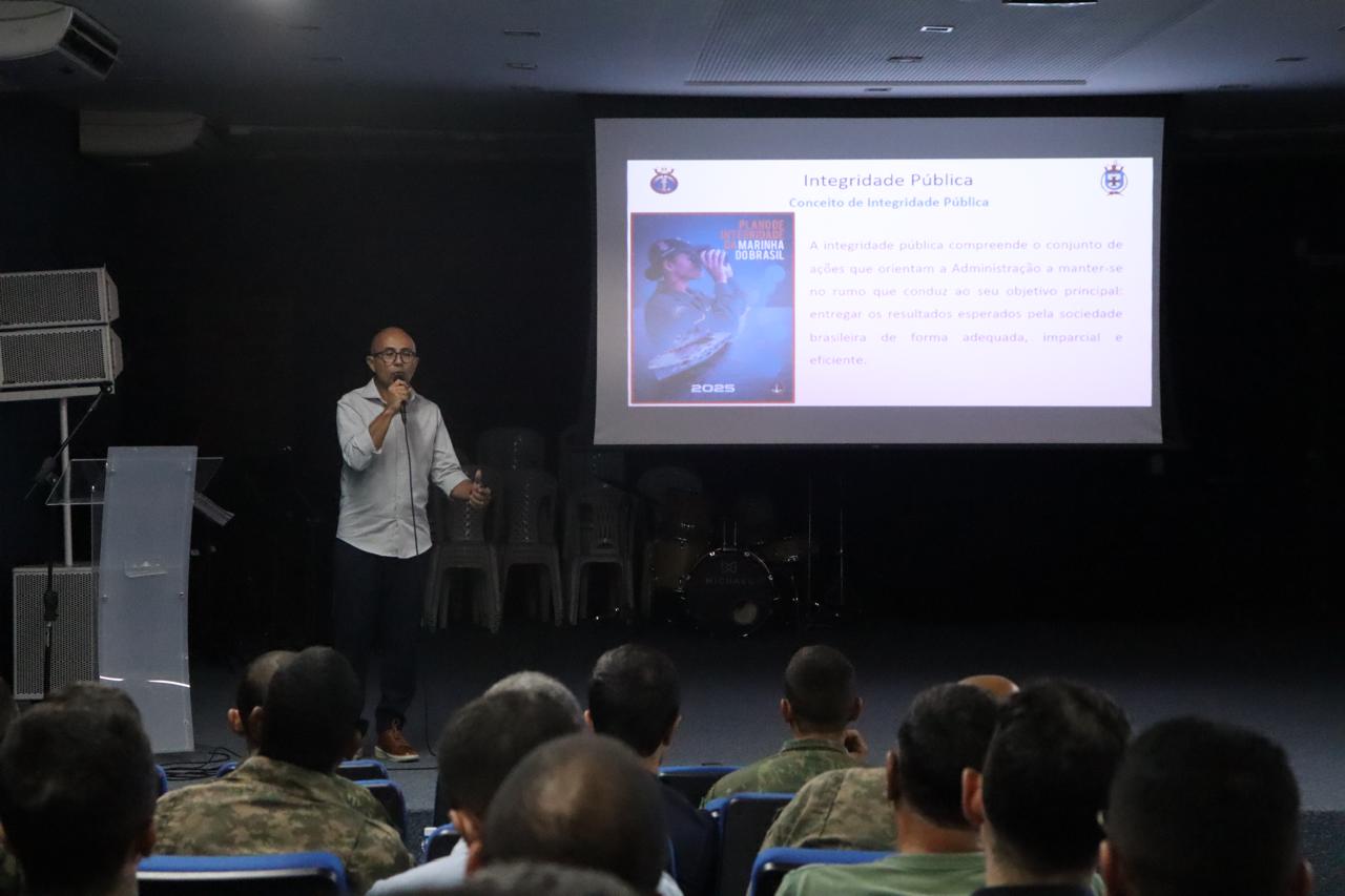 Palestrante discursa sobre integridade pública para militares.