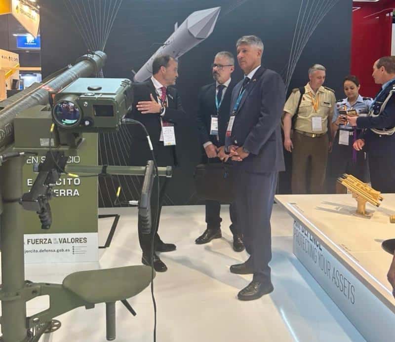 Exposição de equipamento militar em evento de defesa.
