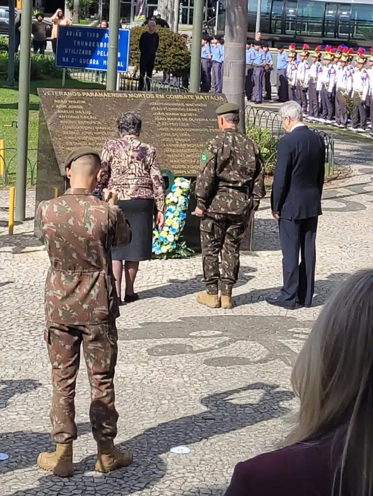 Cerimônia em homenagem a veteranos de guerra em Curitiba.