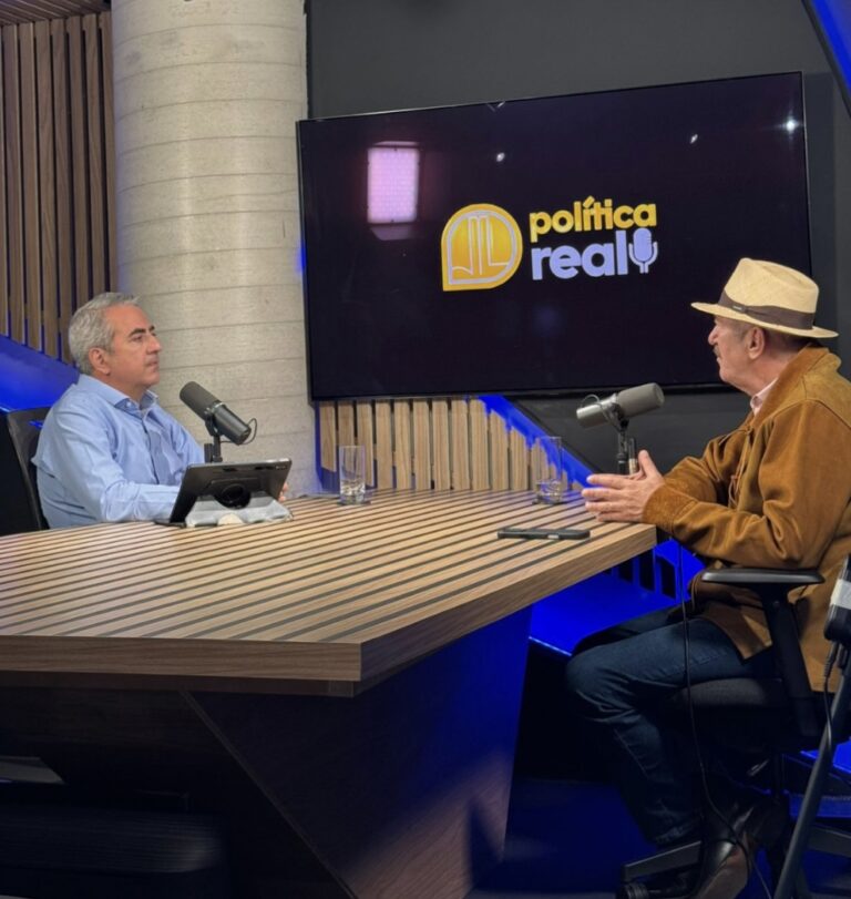Apresentadores em estúdio de podcast Política Real.