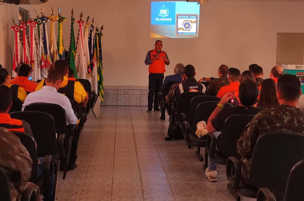 Palestra da Defesa Civil em Alagoas com oficiais presentes.