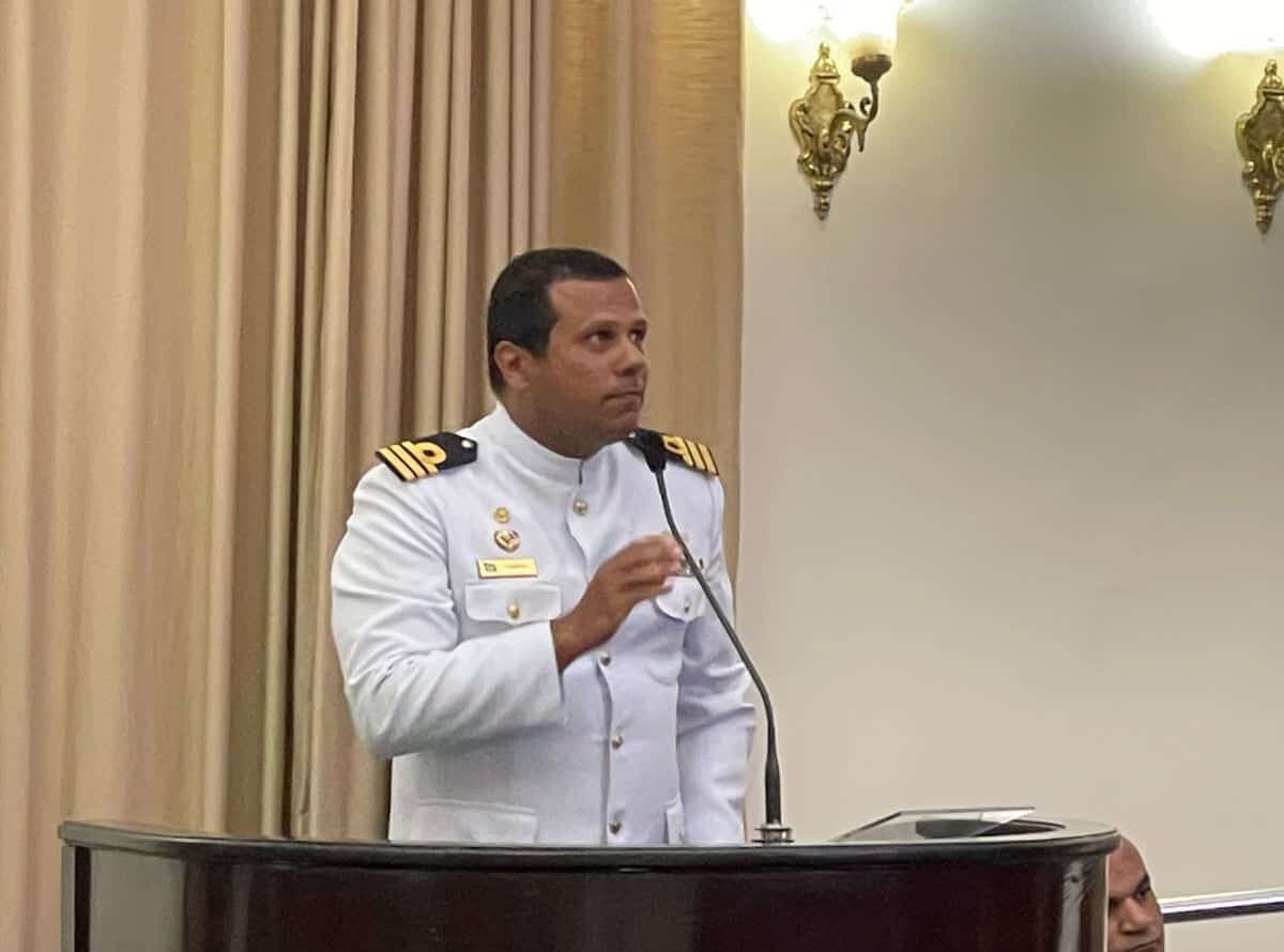 Oficial naval discursando em púlpito