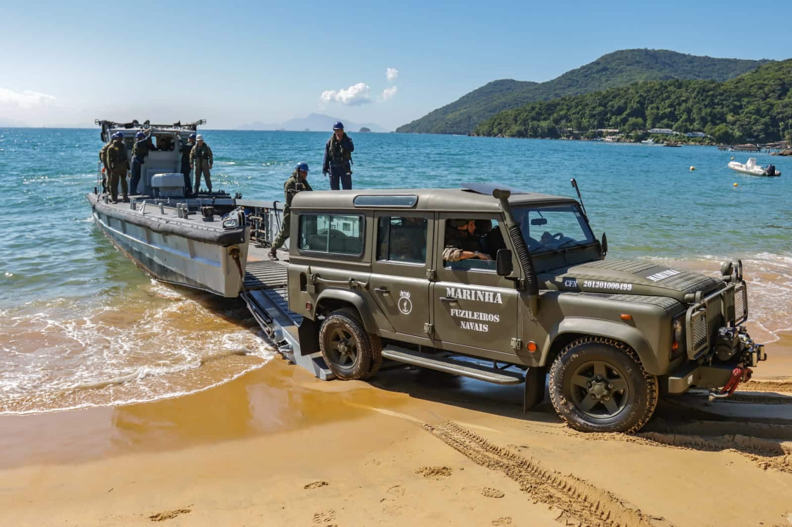 Jipe militar dos Fuzileiros Navais na praia.