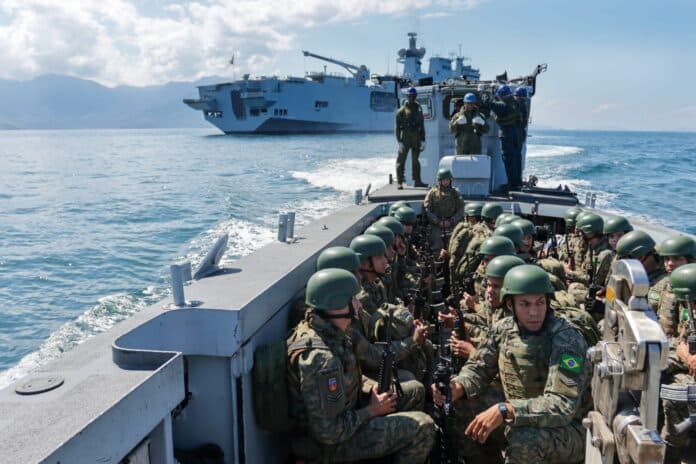 Militares e navios em operação no mar.
