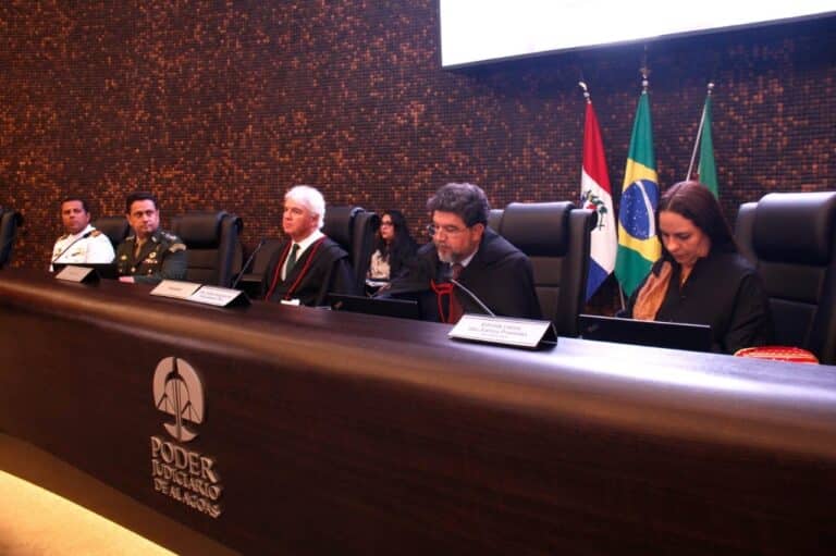 Mesa de autoridades no Poder Judiciário de Alagoas.