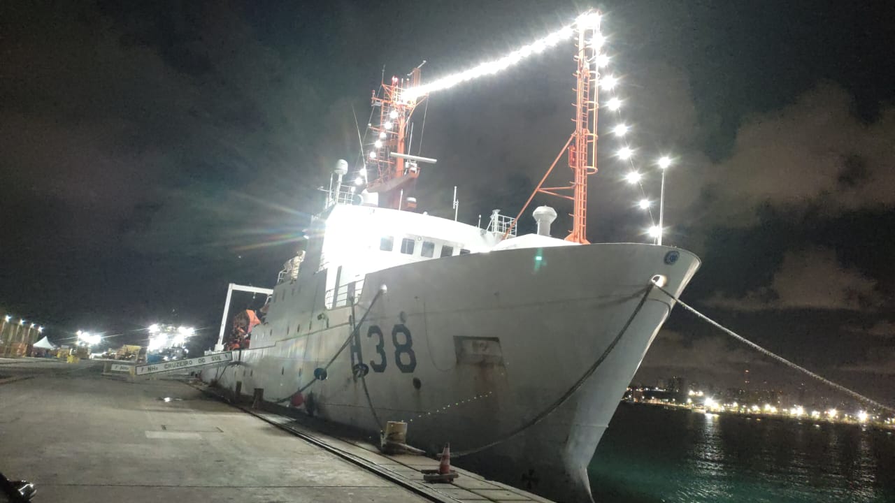 Navio atracado à noite iluminado
