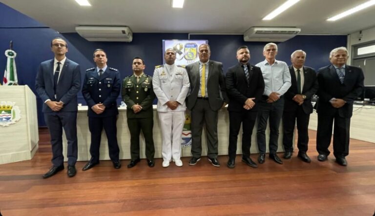 Autoridades em cerimônia oficial no Brasil.